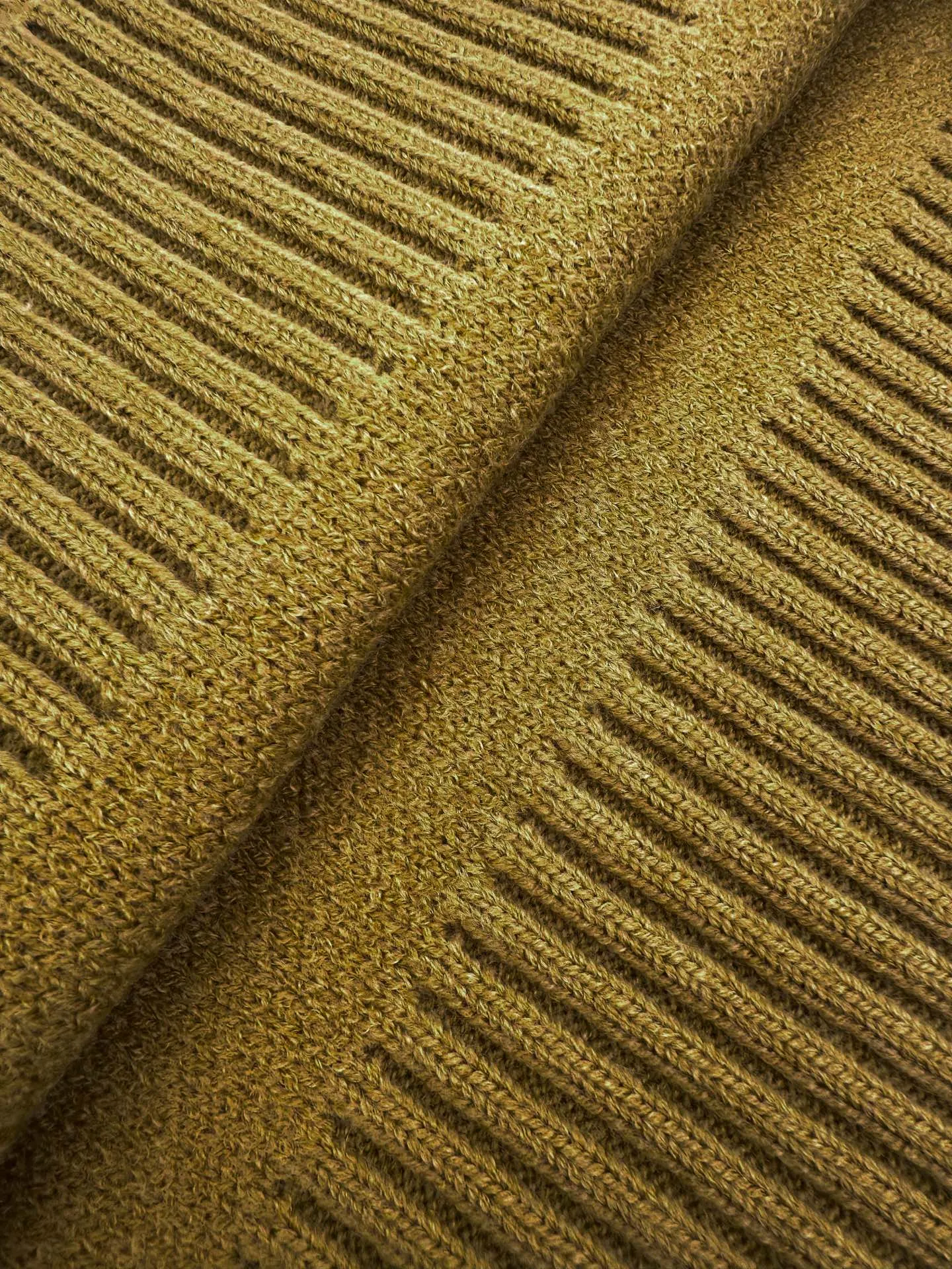 Ami Paris love jacquard crew neck sweater, custom-woven and dyed luxurious merino wool, soft and delicate, comfortable and close to the skin, with a unique pine moss green ink, a forest texture dyed through time, a contrasting love heart on the chest, quietly exuding its own charming halo, the brand is highly recognizable. The elegance and casualness of French fashion is the ultimate simplification of color, and it also conveys the love and persistence of life. Meet the ultimate simplicity The well-deserved king of Versatile. Process 1: Jacquard tissue imported from Germany. Precisely control the arrangement and interweaving of yarns. Carefully interweave the Ami love jacquard artistic pattern on the loom. The fabric is more vivid and three-dimensional. Process 2: Softening and deodorizing process of garment washing water. Deeply clean and deodorize the clothes through professional washing equipment and specific detergents. Improve the feel and appearance of the clothes. Accessories: Customized 1:1 Ami trademark. Version: Loose version. Size: S M L XL Style number: 25374
